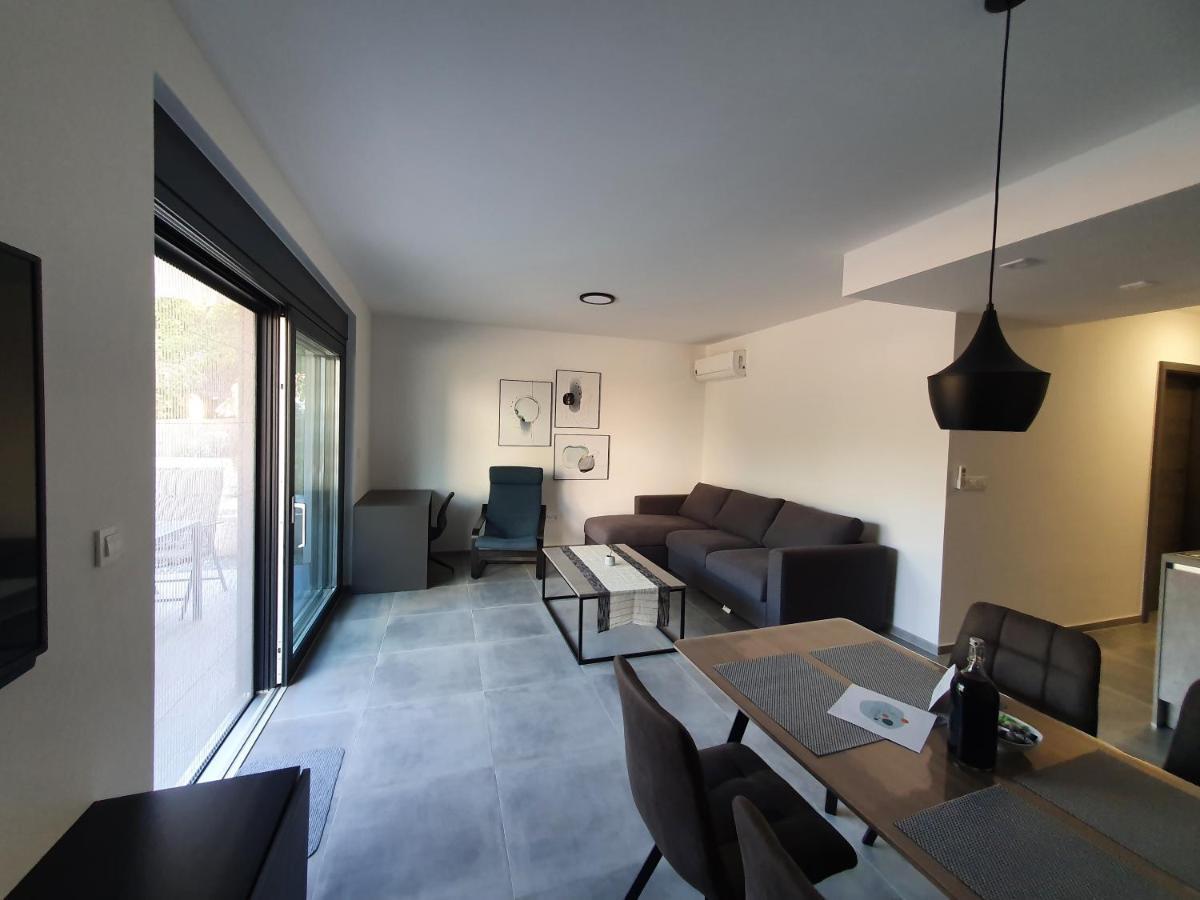 Apartmani Nerium โลวิสเต ภายนอก รูปภาพ
