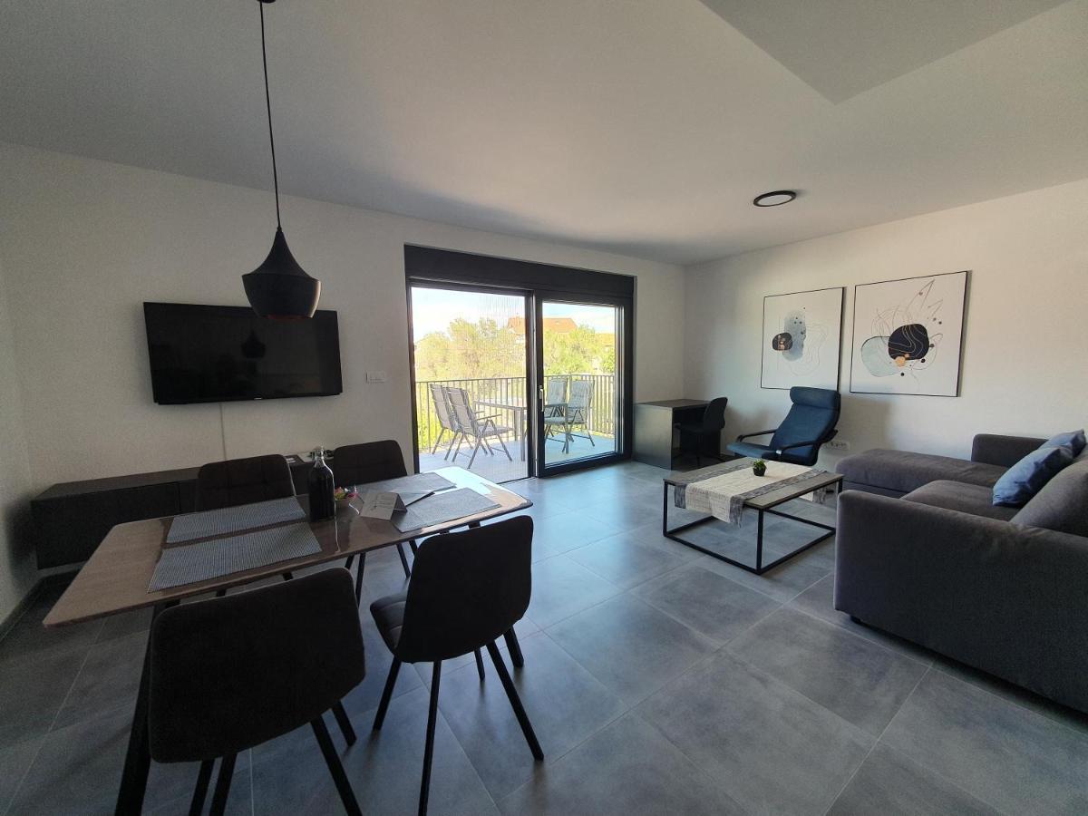 Apartmani Nerium โลวิสเต ภายนอก รูปภาพ