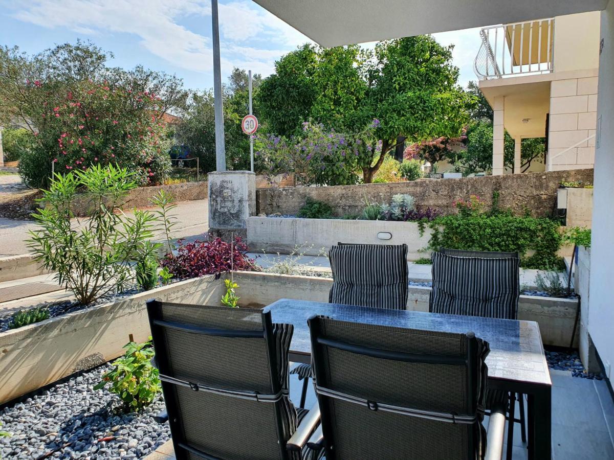 Apartmani Nerium โลวิสเต ภายนอก รูปภาพ